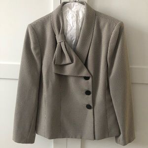 Suit Studio two pieces set in very good condition and already dry cleaned.